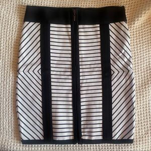 Pencil cut stretch skirt.